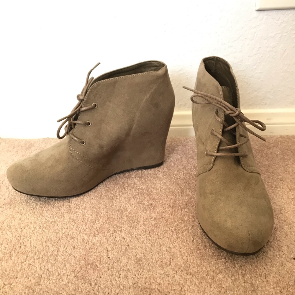 Xappeal 10 nude wedge heel booties